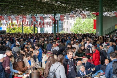 Ayranc Antika Pazarı 'ndaki kalabalık insanlar. Ankara, Türkiye - 7 Mayıs 2023.