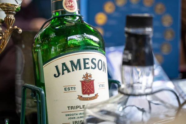 詹姆森威士忌瓶子在跳蚤市场 土耳其安卡拉 2023年5月7日 — 图库照片