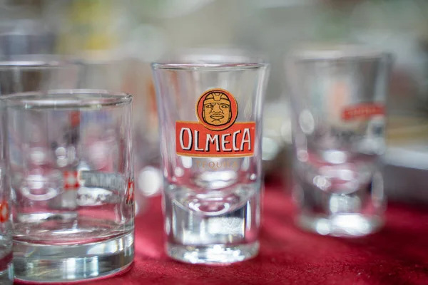 奥尔梅卡龙舌兰酒在跳蚤市场上向玻璃射击 土耳其安卡拉 2023年5月7日 — 图库照片