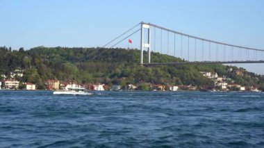 İstanbul Boğazı Köprüsü ve denizdeki yatlar 4K