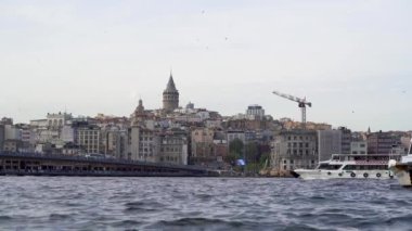 Galata Köprüsü ve 4K numaralı yolcu feribotu. İstanbul, Türkiye - 3 Mayıs 2023.