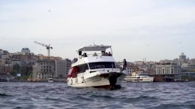 Boğaz 4K 'da turist teknesi.