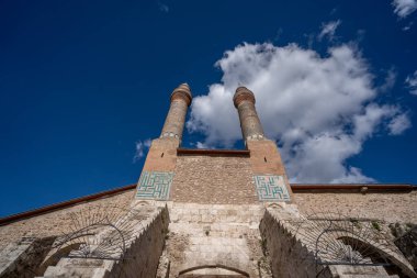 Double Minaret Madrasah, Sivas 'ta bulunan eski bir medrestir. Sivas, Türkiye - 9 Mayıs 2023.
