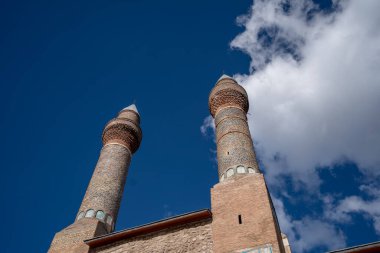 Double Minaret Madrasah, Sivas 'ta bulunan eski bir medrestir. Sivas, Türkiye - 9 Mayıs 2023.