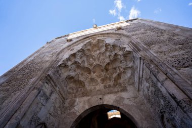 Sifaiye Medresesi, 1217 yılında Sivas 'ta inşa edilmiş bir medresedir. Sivas, Türkiye - 9 Mayıs 2023.