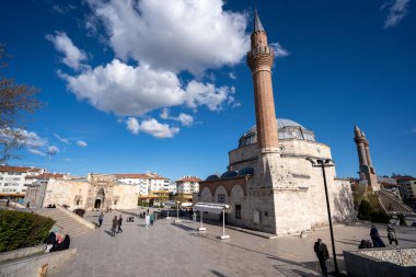 Sivas şehir merkezinde Citadel Camii ve Buruciye Madrasah meydanında. Sivas, Türkiye - 9 Mayıs 2023.