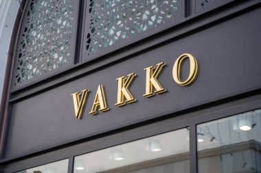 The Land of Legends Alışveriş Bulvarı 'nda Vakko imzası ve logosu var. Antalya, Türkiye - 18 Mayıs 2023.