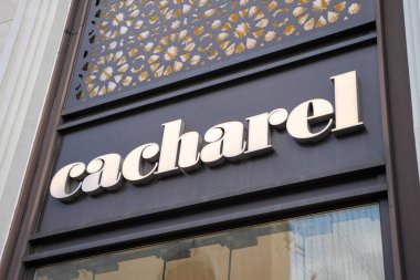 The Land of Legends Alışveriş Bulvarı 'ndaki Cacharel tabelası ve logosu. Antalya, Türkiye - 18 Mayıs 2023.