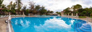 Bulutlu ve yağmurlu havada panoramik ahşap iskele.