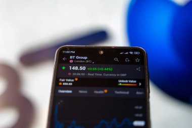 Akıllı telefon ekranında BT Grubu 'nun borsa grafiği. BT Grup plc. İngiliz çokuluslu telekomünikasyon holding şirketi. Ankara, Türkiye - 23 Mayıs 2023.