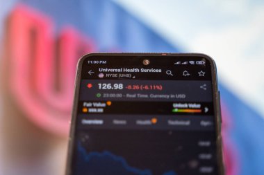 Evrensel Sağlık Hizmetleri şirketinin borsa grafiği akıllı telefon ekranında. UHS, Amerikan Fortune 500 şirketi olup hastane ve sağlık hizmetleri sunmaktadır. Ankara, Türkiye - 23 Mayıs 2023.