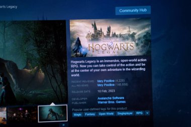 Steam oyun mağazası uygulama ekranında Hogwarts Legacy PC oyun posteri. Hogwarts Legacy, 2023 yılında oynanan bir aksiyon oyunudur. Ankara, Türkiye - 23 Mayıs 2023.