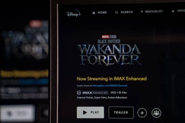 Disney Plus sitesinde Kara Panter Wakanda Forever film posteri. Kara Panter: Wakanda Forever, Marvel Comics 'ten uyarlanan 2022 yapımı Amerikan süper kahraman filmi. Ankara, Türkiye - 23 Mayıs 2023.