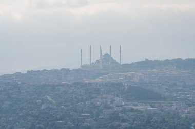Sisli havada Camlica Camii 'nin havadan görünüşü. İstanbul, Türkiye - 27 Mayıs 2023.