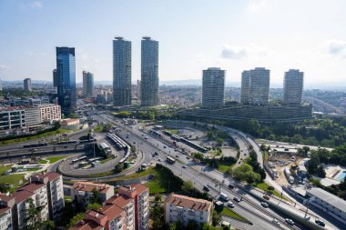 Zincirlikuyu ilçesindeki Metrobus İstasyonu ve Zorlu Merkezi. İstanbul, Türkiye - 26 Mayıs 2023.