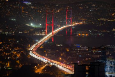 Boğaz ve Boğaz Köprüsü 'nün gece görüşü. İstanbul, Türkiye - 26 Mayıs 2023.