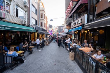 Beşiktaş ilçesindeki sokakta insanlar ve dükkanlar. İstanbul, Türkiye - 26 Mayıs 2023.