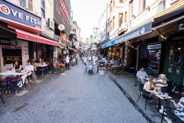 Beşiktaş ilçesindeki sokakta insanlar ve dükkanlar. İstanbul, Türkiye - 26 Mayıs 2023.