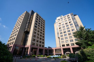 Akaretler Süleyman Seba Caddesi 'ndeki BJK Plaza ve Beşiktaş Kulüp Binası. İstanbul, Türkiye - 26 Mayıs 2023.