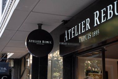 Nişancı Rebul Nisantasi bölgesinde imza ve logo attı. İstanbul, Türkiye - 26 Mayıs 2023.