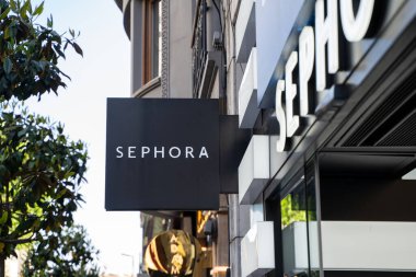 Nisantasi bölgesinde Sephora işareti ve logo. Sephora, Fransız çokuluslu kişisel bakım ve güzellik ürünleri perakendecisi. İstanbul, Türkiye - 26 Mayıs 2023.