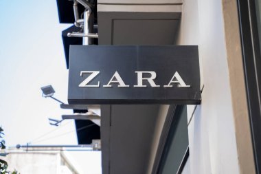 Nisantasi bölgesinde ZARA işareti ve logosu var. ZARA, İspanyol çok uluslu perakende giyim zinciri. İstanbul, Türkiye - 26 Mayıs 2023.