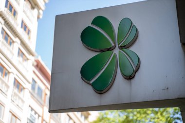 Nisantasi bölgesinde Garanti Bankası işareti ve logosu var. Garanti BBVA Türkiye merkezli bir Türk finans hizmet şirketidir. İstanbul, Türkiye - 26 Mayıs 2023.