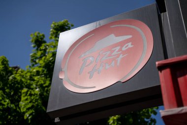 Mecidiyekoy bölgesinde Pizza Hut tabelası ve logosu. Pizza Hut, Amerika Birleşik Devletleri 'nin çok uluslu restoran zinciri. İstanbul, Türkiye - 26 Mayıs 2023.