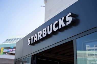 Mecidiyekoy bölgesinde Starbucks imzası ve logosu var. Starbucks Corporation, Amerika Birleşik Devletleri 'nin çok uluslu kahve ve roastery rezervleri zinciri. İstanbul, Türkiye - 26 Mayıs 2023.