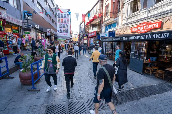 Beşiktaş ilçesindeki sokakta insanlar ve dükkanlar. İstanbul, Türkiye - 26 Mayıs 2023.