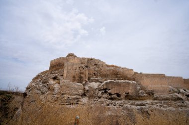 Şanlıurfa Kalesi 'nin duvarları. Urfa kalesi Osroene tarafından antik çağlarda inşa edildi ve mevcut duvarlar Abbasiler tarafından inşa edildi..