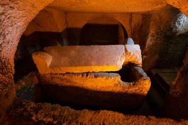 Kizilkoyun Mezarlığı 'ndaki mezar odası ve lahit..