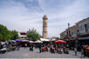 Pazar Camii ve Hasimiye Meydanı 'ndaki insanlar. Şanlıurfa, Türkiye - Haziran 06, 2023.