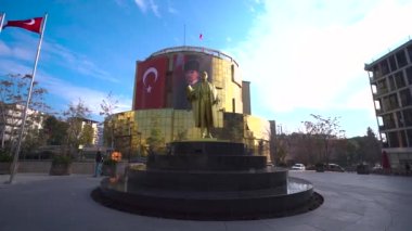 Aydın Belediye Binası ve Atatürk Heykeli 4K. Aydın, Türkiye - 10 Haziran 2023.