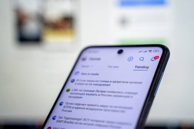 Akıllı telefon ekranında VKontakte (VK) uygulaması. Ankara, Türkiye - 14 Haziran 2023.