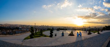 Ankara 50. Yıl Parkı 'nda panoramik günbatımı manzarası (50. Yil Parki). Ankara, Türkiye - 15 Haziran 2023.