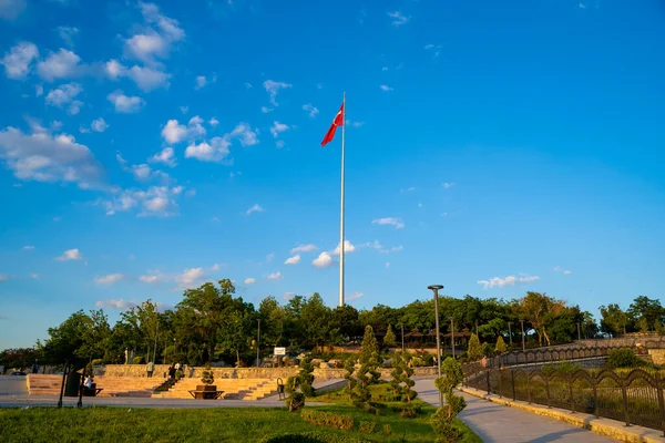 安卡拉著名的50周年公园 Yil Parki 和土耳其国旗 土耳其安卡拉 2023年6月15日 — 图库照片