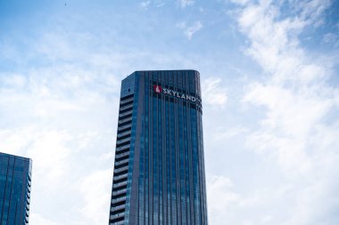 İstanbul 'un Sariyer ilçesinin Huzur Mahallesi' nde üç gökdelenden oluşan bir gökdelen kompleksi. İstanbul, Türkiye - 20 Haziran 2023.