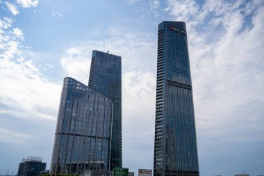 İstanbul 'un Sariyer ilçesinin Huzur Mahallesi' nde üç gökdelenden oluşan bir gökdelen kompleksi. İstanbul, Türkiye - 20 Haziran 2023.