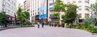 İstanbul 'un Nisantasi ilçesindeki meydanın panoramik manzarası. İstanbul, Türkiye - 20 Haziran 2023.