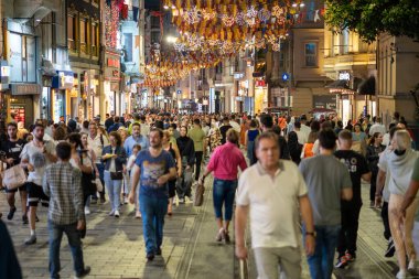 Geceleyin Taksim Istiklal Caddesi 'nde bir sürü insan toplandı. İstanbul, Türkiye - 20 Haziran 2023.