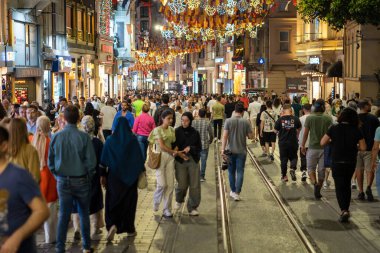 Geceleyin Taksim Istiklal Caddesi 'nde bir sürü insan toplandı. İstanbul, Türkiye - 20 Haziran 2023.