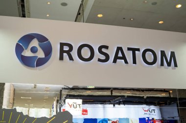 Panayırdaki standın üzerinde Rosatom logosu. Rosatom nükleer enerji, nükleer olmayan mallar ve yüksek teknoloji ürünleri konusunda uzmandır. İstanbul, Türkiye - 20 Haziran 2023.