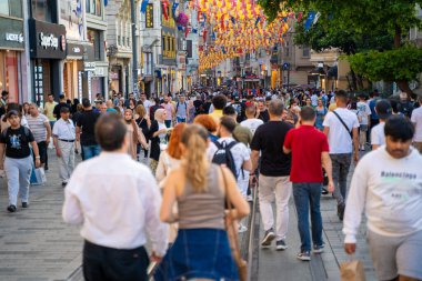 Kalabalık Istiklal Caddesi 'nden bakıyor. İstanbul, Türkiye - 20 Haziran 2023.