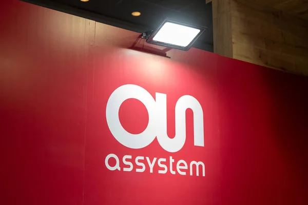 Assystem Företagets Logotyp Montern Mässan Assystem Oberoende Ingenjörsgrupp Baserad Paris — Stockfoto