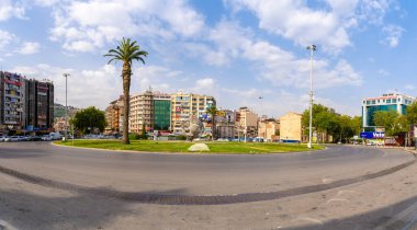 Basmane bölgesinde 9 Eylül Meydanı panoramik manzara. İzmir, Türkiye - 1 Temmuz 2023.