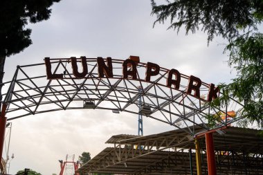 İzmir Kulturpark 'taki lunapark tabelası. İzmir, Türkiye - 1 Temmuz 2023.