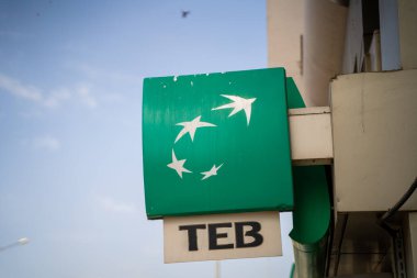 Türkiye Ekonomi Bankası Konak ilçesinde imza ve logo verdi. Türk Ekonomi Bankası (TEB) Türkiye 'nin en eski finans kuruluşlarından biridir. İzmir, Türkiye - 1 Temmuz 2023.