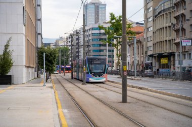 İzmir 'de elektrikli tramvay. İzmir, Türkiye - 1 Temmuz 2023.