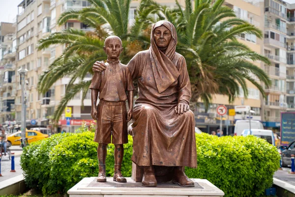 Статуя Зубейда Ханима Зубейде Ханим Матерью Мустафы Кемаля Ататюрка Основателя — стоковое фото